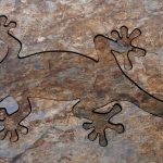 jaszczurka wycięta w kamieniu długa na 70 cm, grubość ok. 7 cm