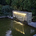 murowana kaskada z cegły łupkowej