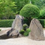 Głazy w ogrodzie japońskim