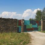 mur oklejony łupkiem ciętym jednostronnie