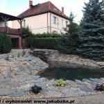 kamień ścieżkowy przy oczku wodnym