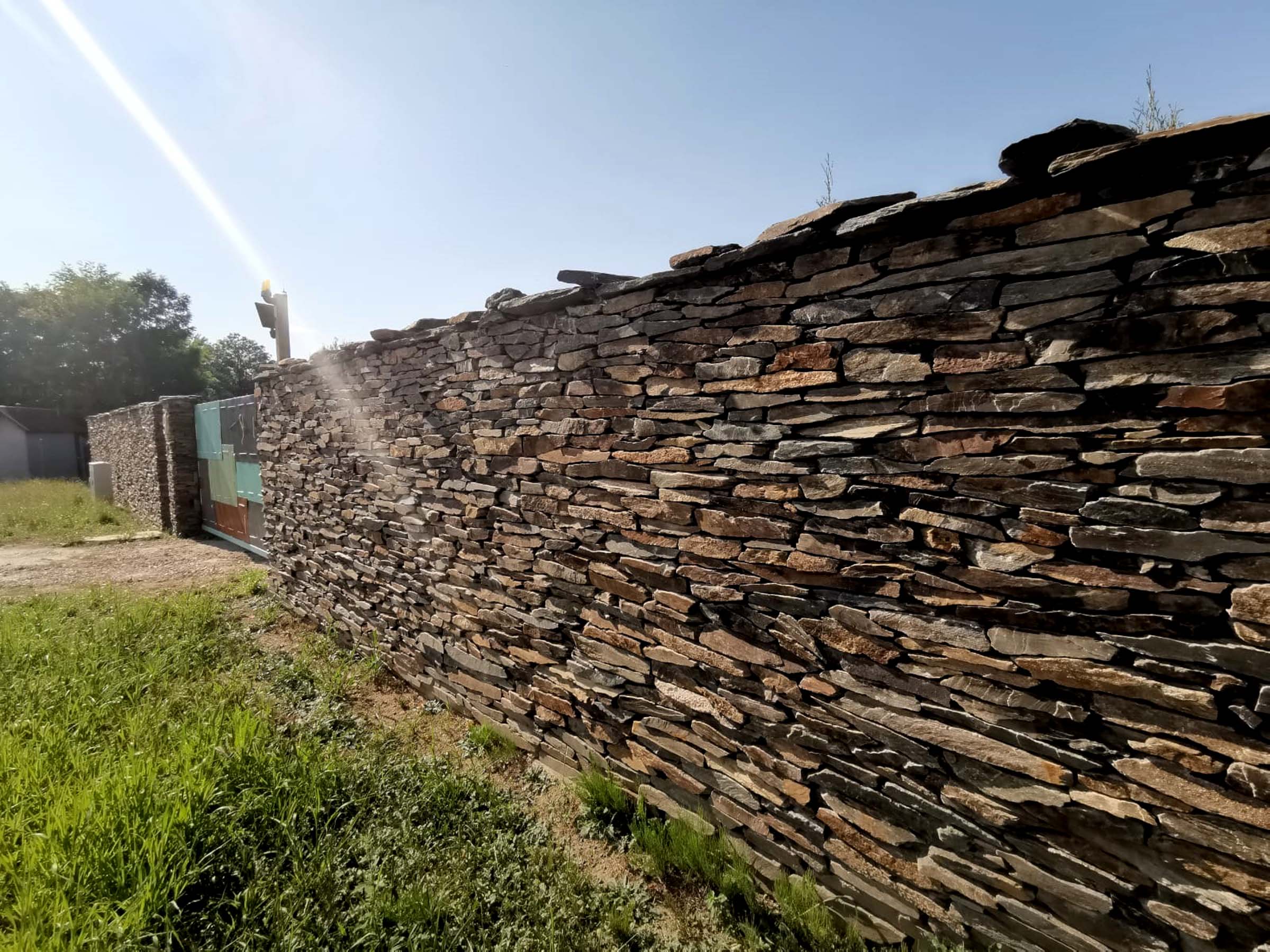 mur oklejony łupkiem ciętym jednostronnie(3)