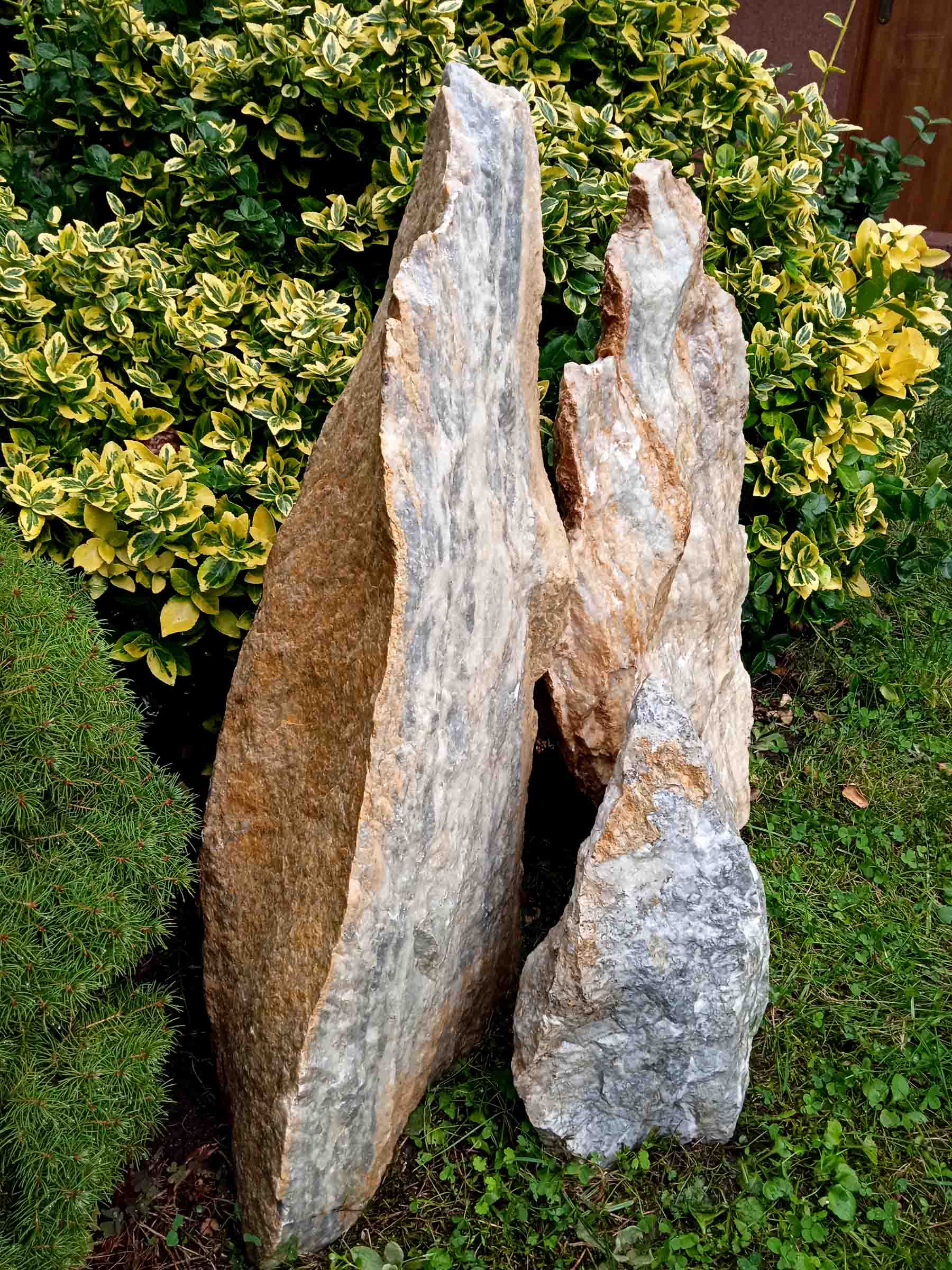 male bryły z dolomitu