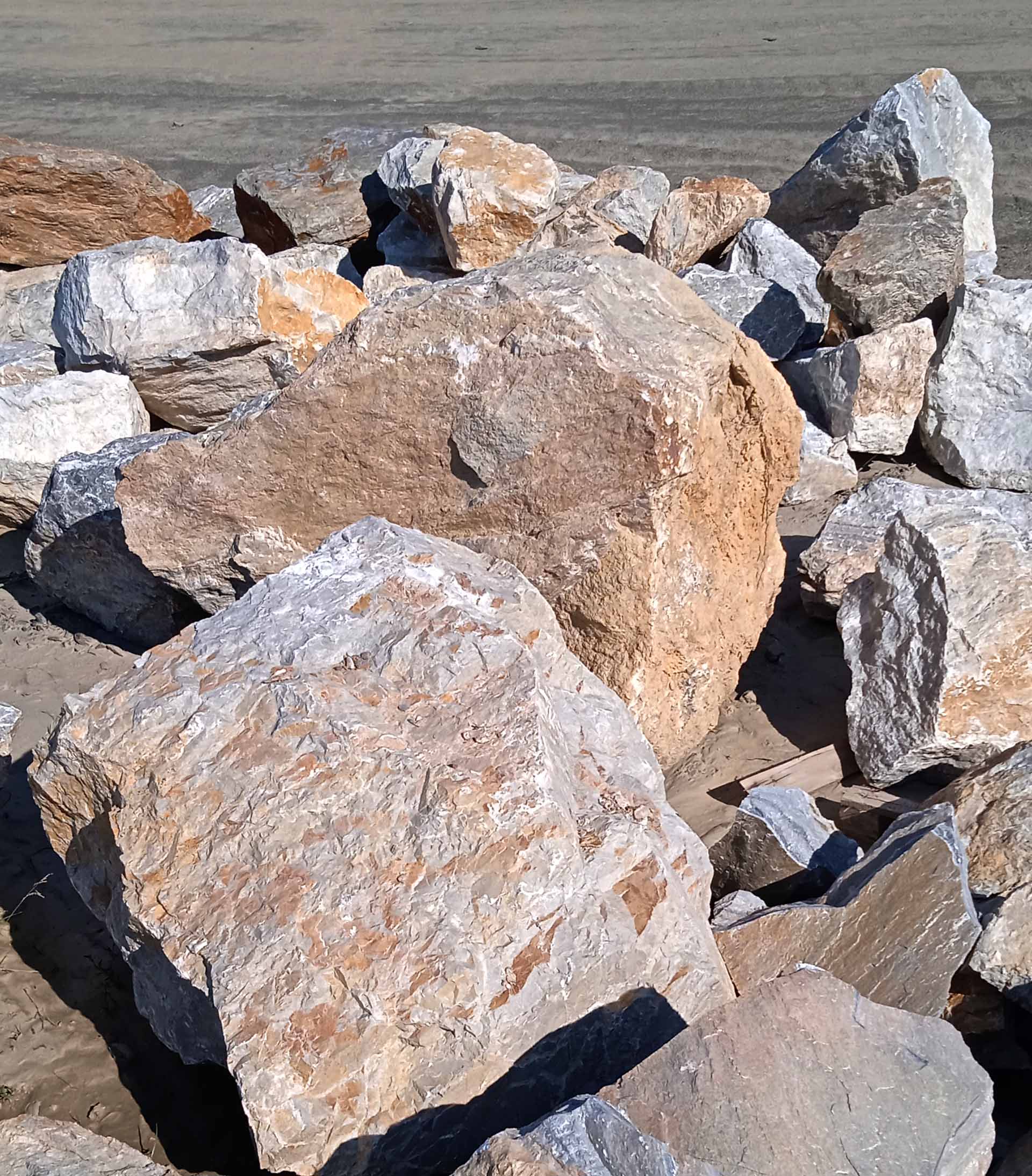 bryły głazy z dolomitu